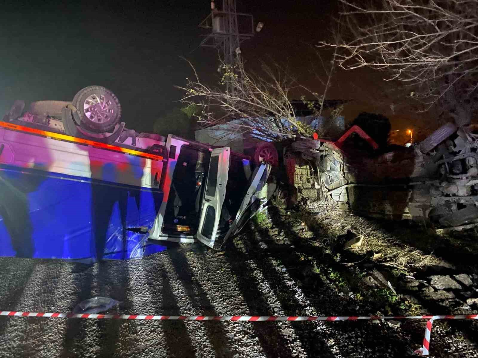 Turgutlu’da feci kaza... Hafif ticari araç ile işçi taşıyan kamyonet çarpıştı: 1’i ağır 6 yaralı