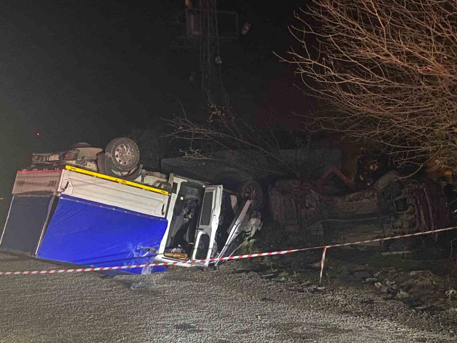 Turgutlu’da feci kaza... Hafif ticari araç ile işçi taşıyan kamyonet çarpıştı: 1’i ağır 6 yaralı