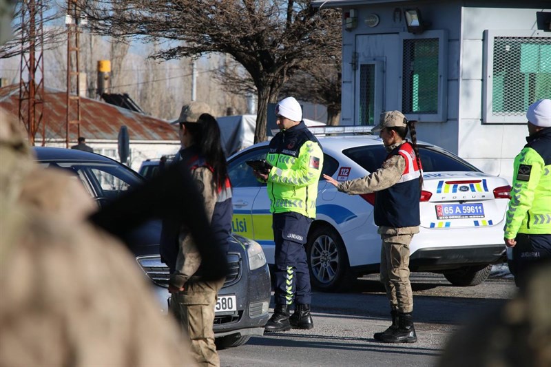 Erciş’te jandarma ve polisten eş zamanlı denetim