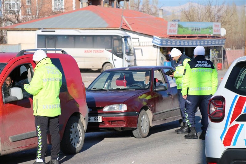 Erciş’te jandarma ve polisten eş zamanlı denetim