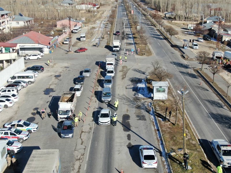 Erciş’te jandarma ve polisten eş zamanlı denetim