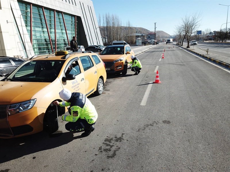 Erciş’te jandarma ve polisten eş zamanlı denetim