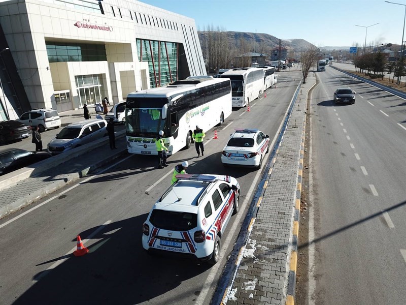 Erciş’te jandarma ve polisten eş zamanlı denetim