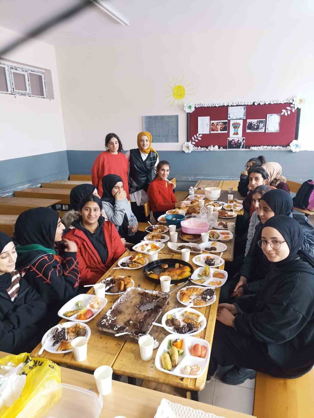 Muradiye’de meyve şenliği renkli görüntülere sahne oldu