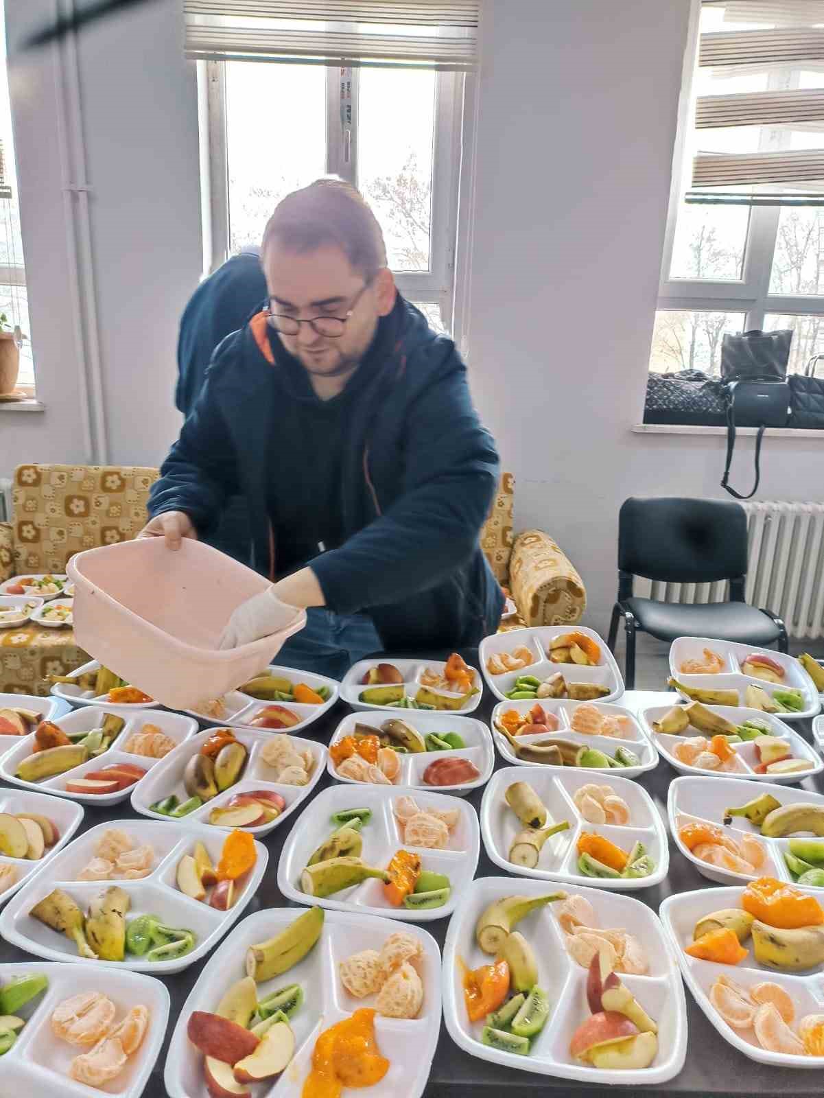 Muradiye’de meyve şenliği renkli görüntülere sahne oldu