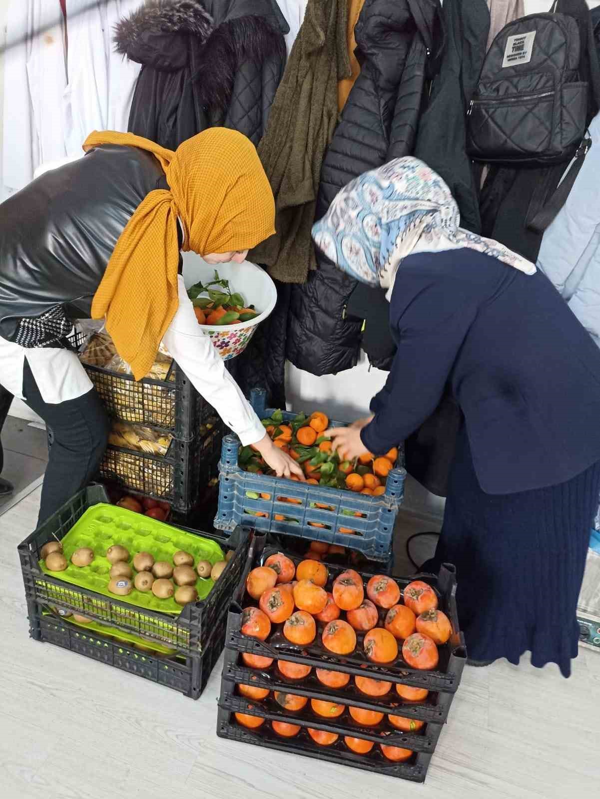 Muradiye’de meyve şenliği renkli görüntülere sahne oldu