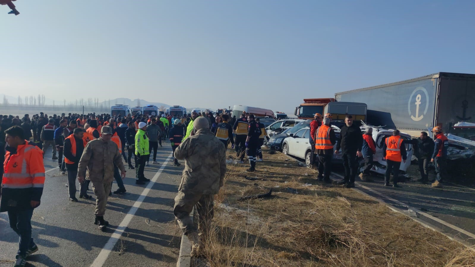 Van’da zincirleme kazalarda can pazarı: 1 ölü, 51 yaralı