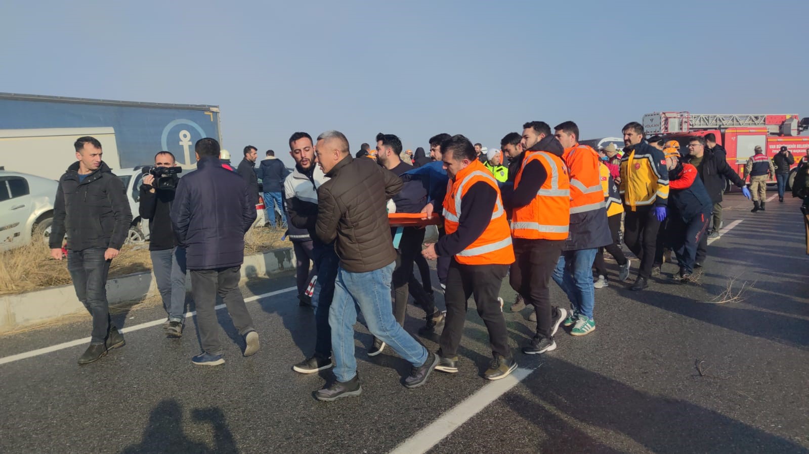 Van’da zincirleme kazalarda can pazarı: 1 ölü, 51 yaralı