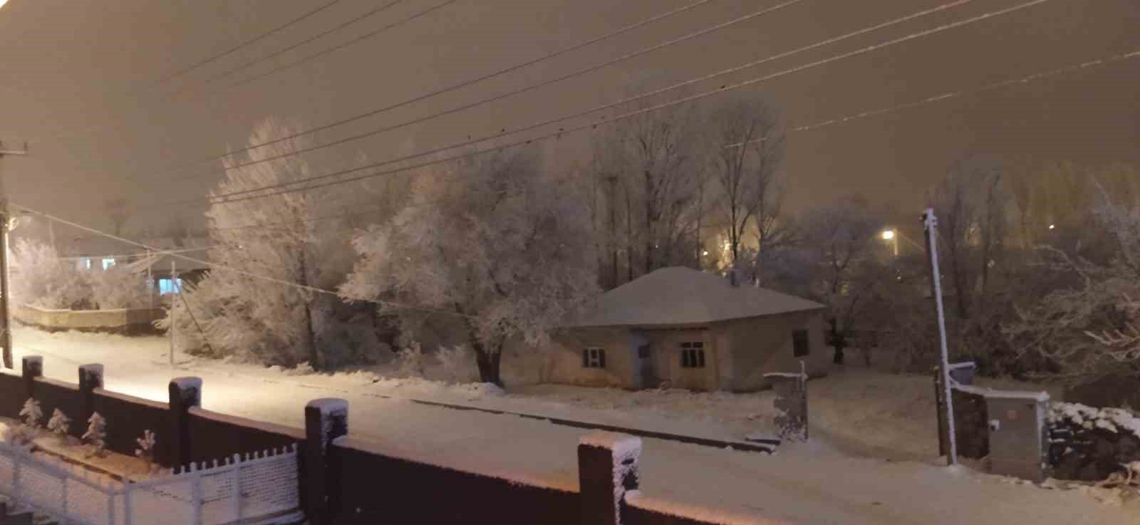 Muradiye’de kar yağışı: 27 yerleşim yerinin yolu kapandı