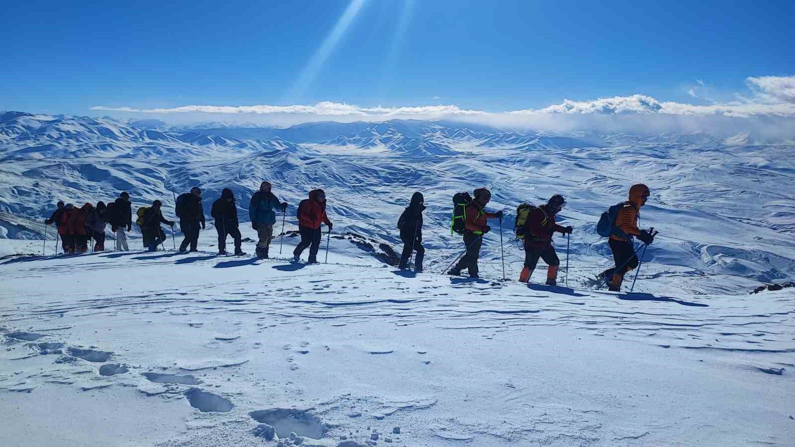 Küçük Erek Dağı’na zirve tırmanışı