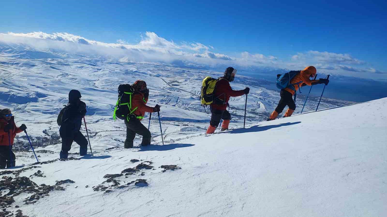 Küçük Erek Dağı’na zirve tırmanışı