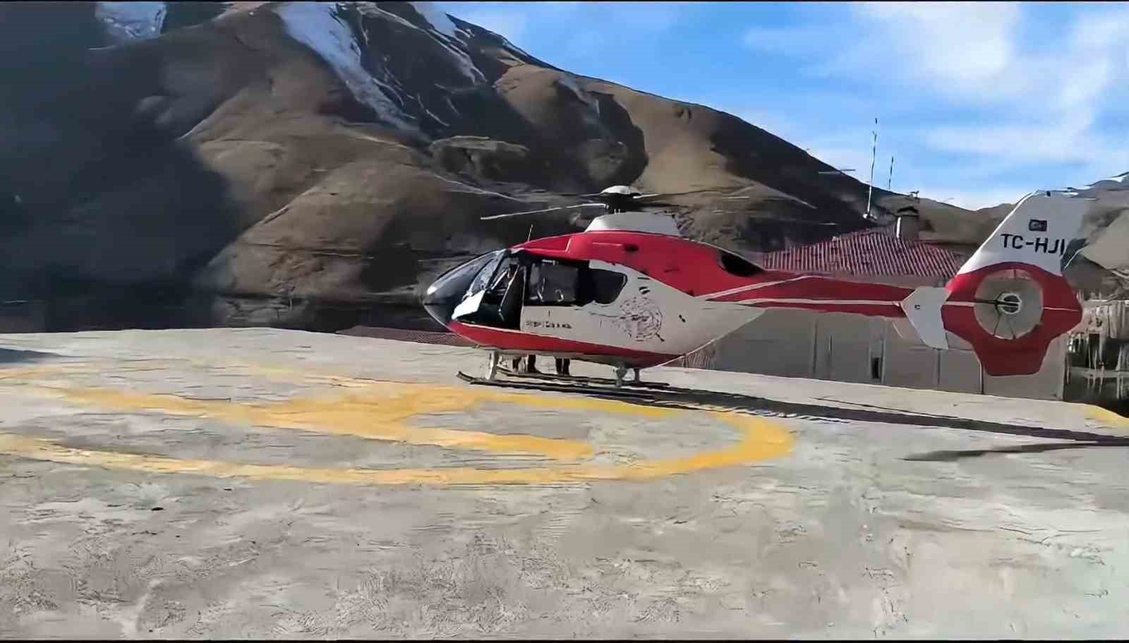 Bahçesaray’da ambulans helikopter sarılık olan bebek için havalandı