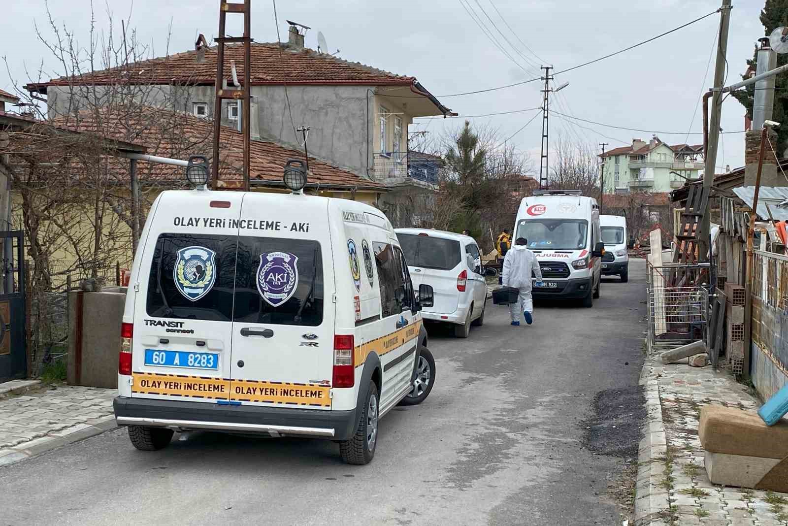 Arkadaşını balta ile öldürdü, evin önüne çıkıp ’adam öldürdüm’ diye bağırdı