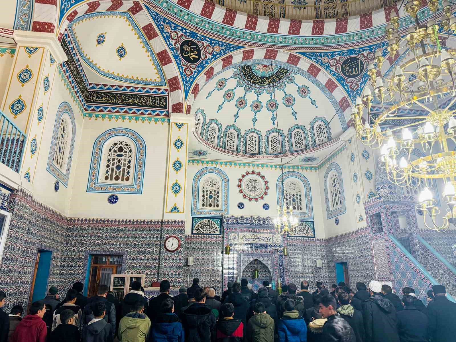 Başkale, yeni yılın ilk sabahında camilerde buluştu