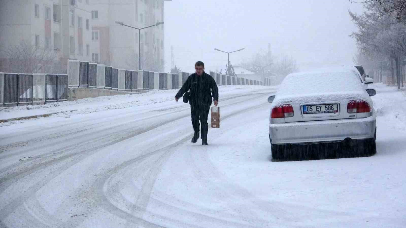 Van’da yoğun kar yağışı: Uçak seferleri rötar yaptı