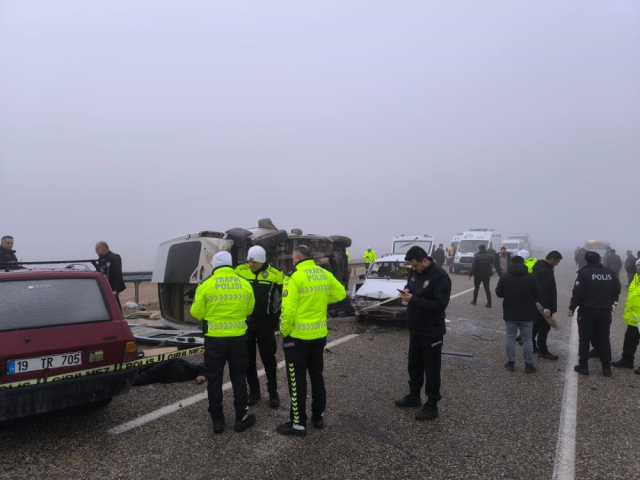 İşçi servisi, iki otomobille çarpıştı! 3 ölü, 18 yaralı