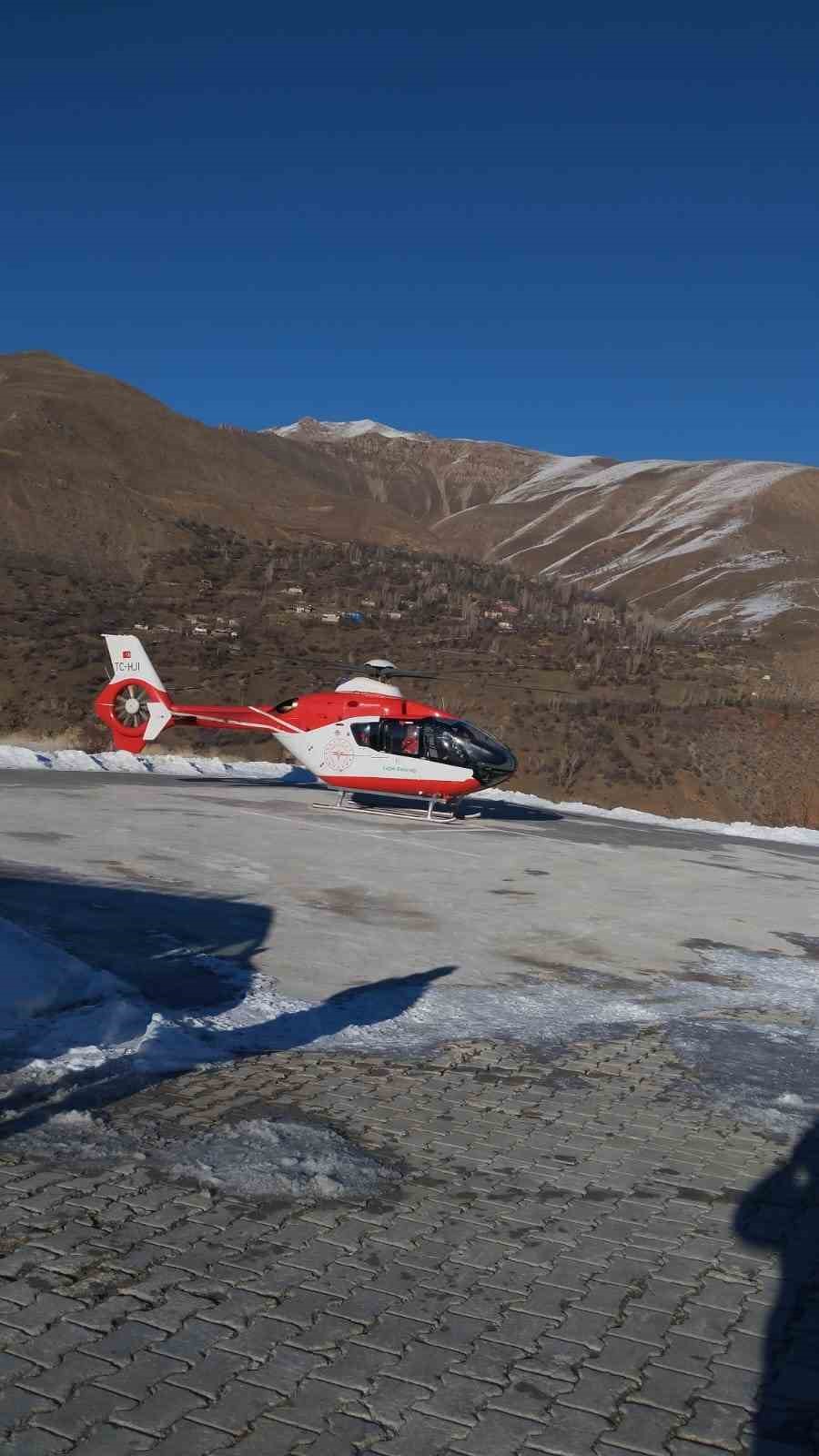 Çatak’ta serebrovasküler tedavisi gören hasta ambulans helikopterle Van’a getirildi