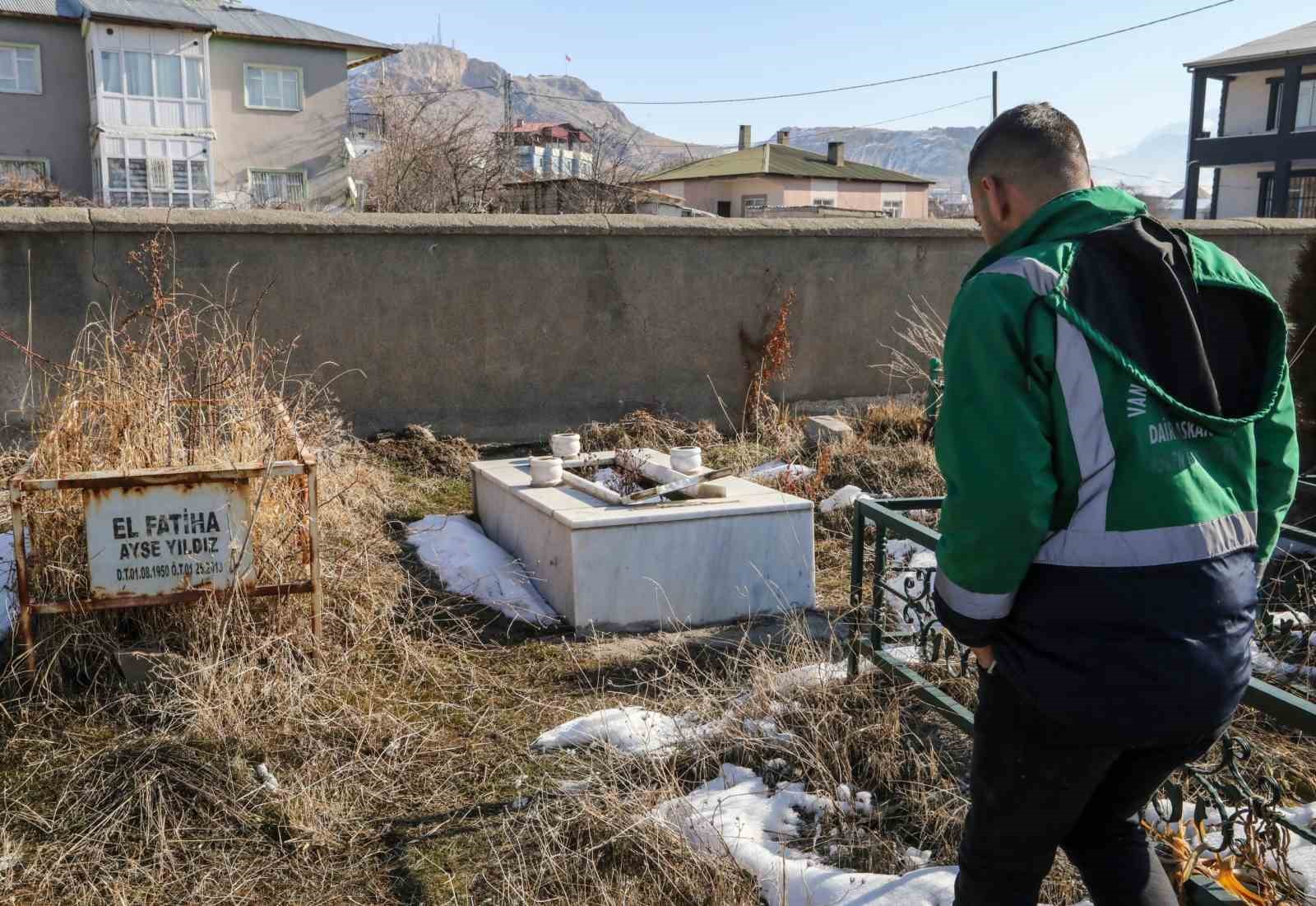 Van’da mezarlığa saldırı: Onlarca mezar tahrip edildi