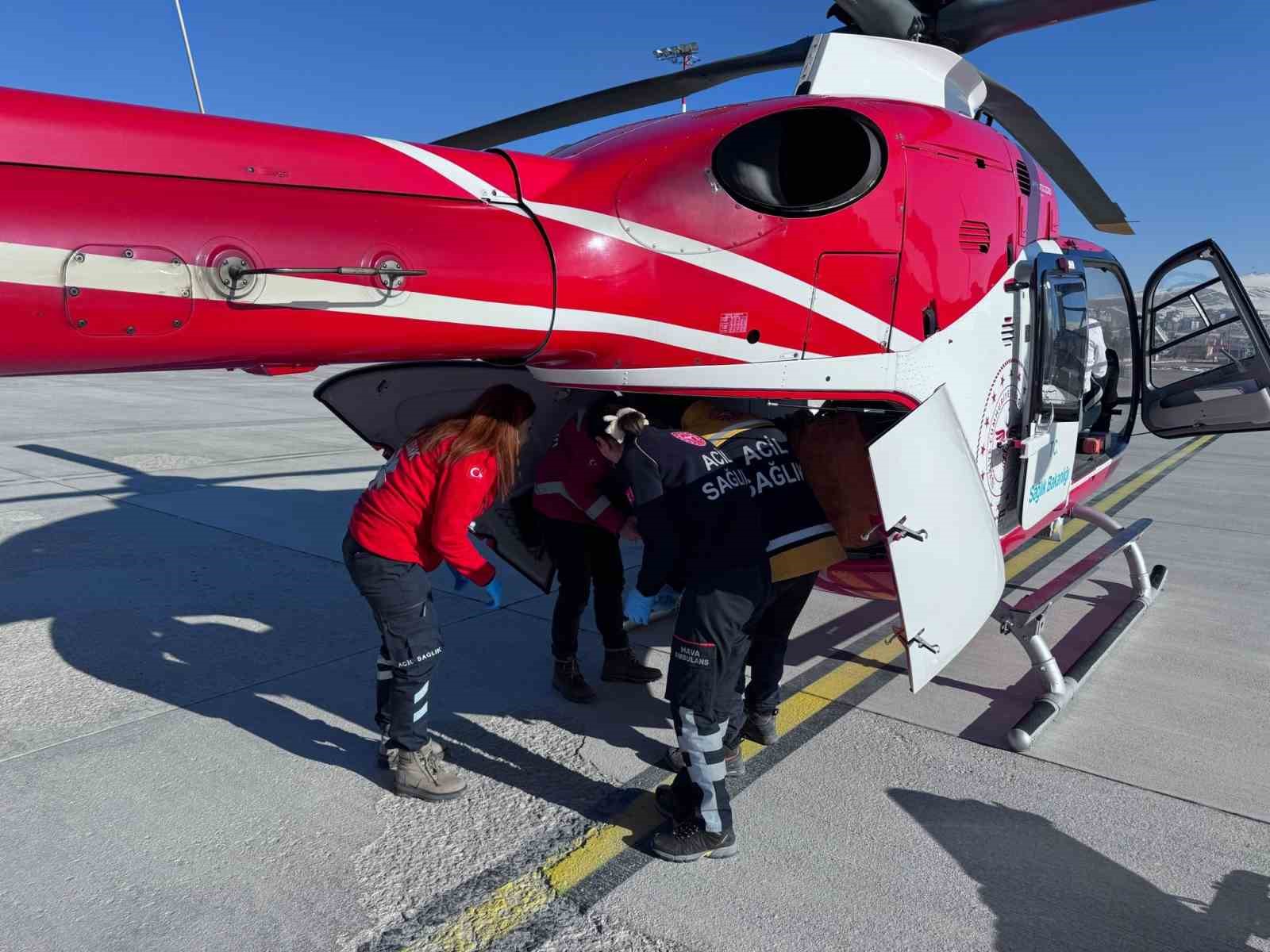 Hamile kadın ambulans helikopter ile Van’a getirildi