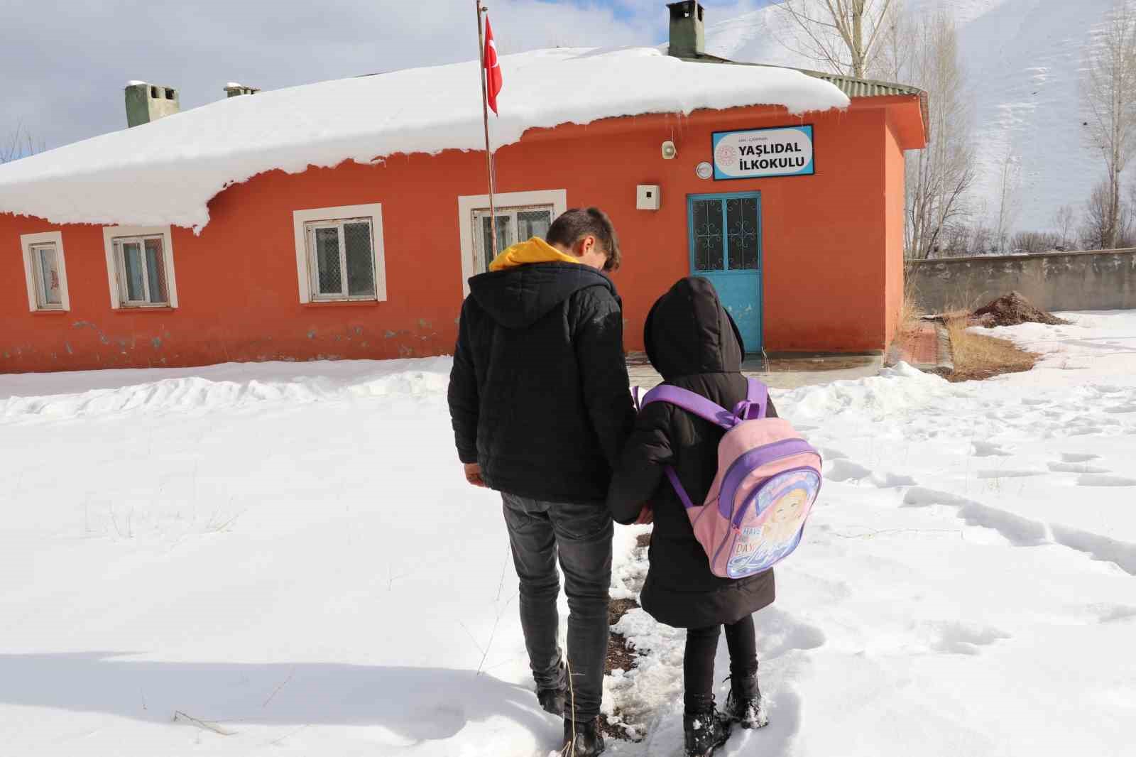 Van’da tek öğrencili okulda karne heyecanı