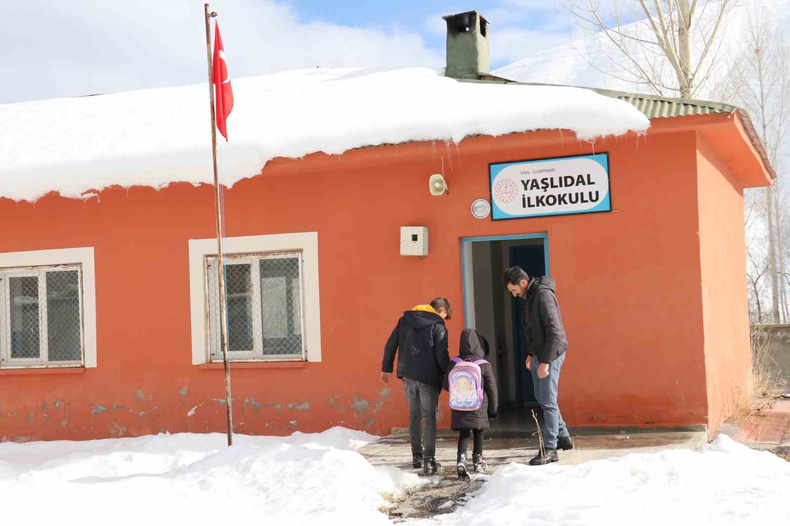 Van’da tek öğrencili okulda karne heyecanı