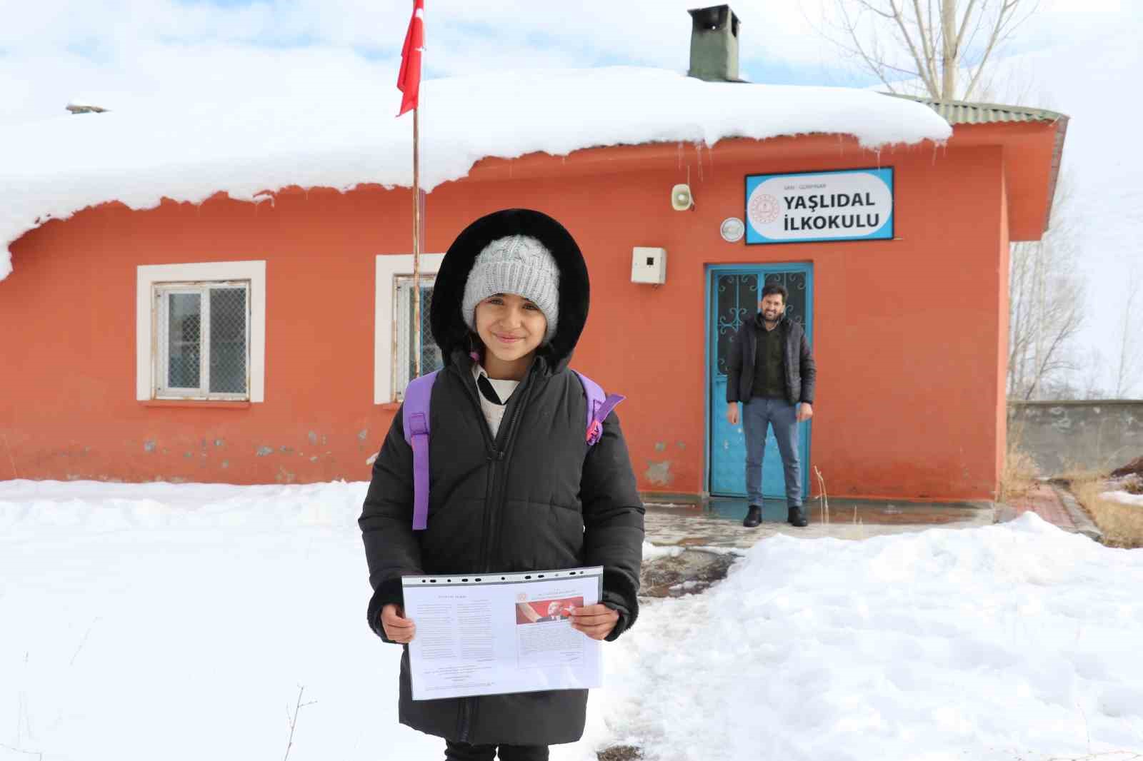 Van’da tek öğrencili okulda karne heyecanı