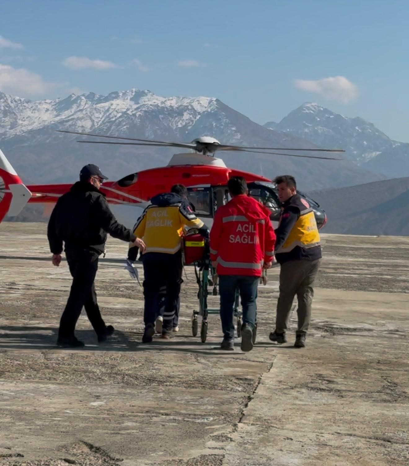 Helikopter ambulans Melisa bebek için havalandı