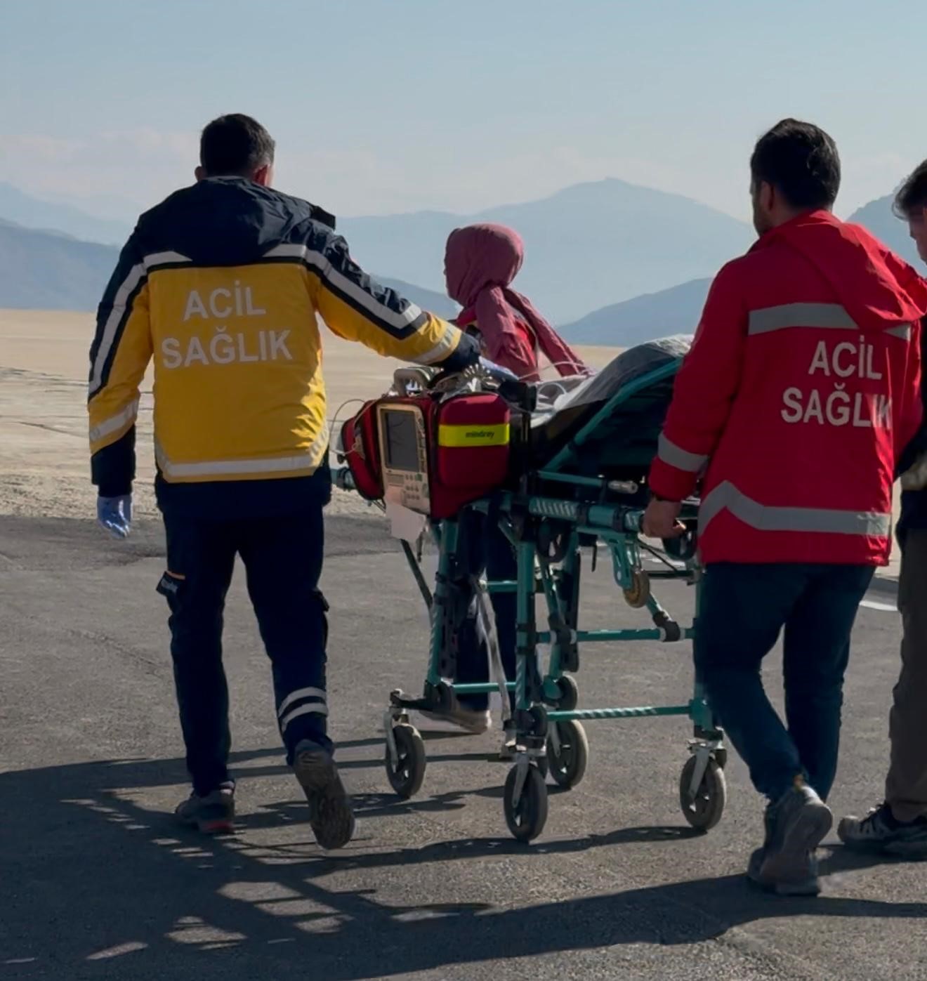 Helikopter ambulans Melisa bebek için havalandı