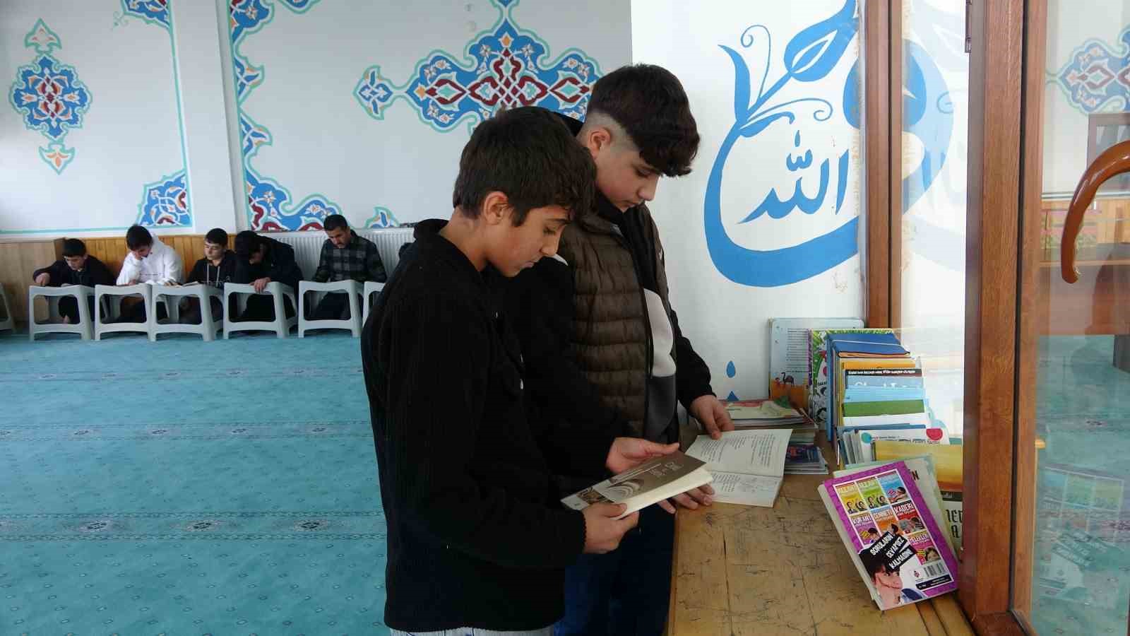 Camiye gelen çocuklar bir yılda bin kitap okudu