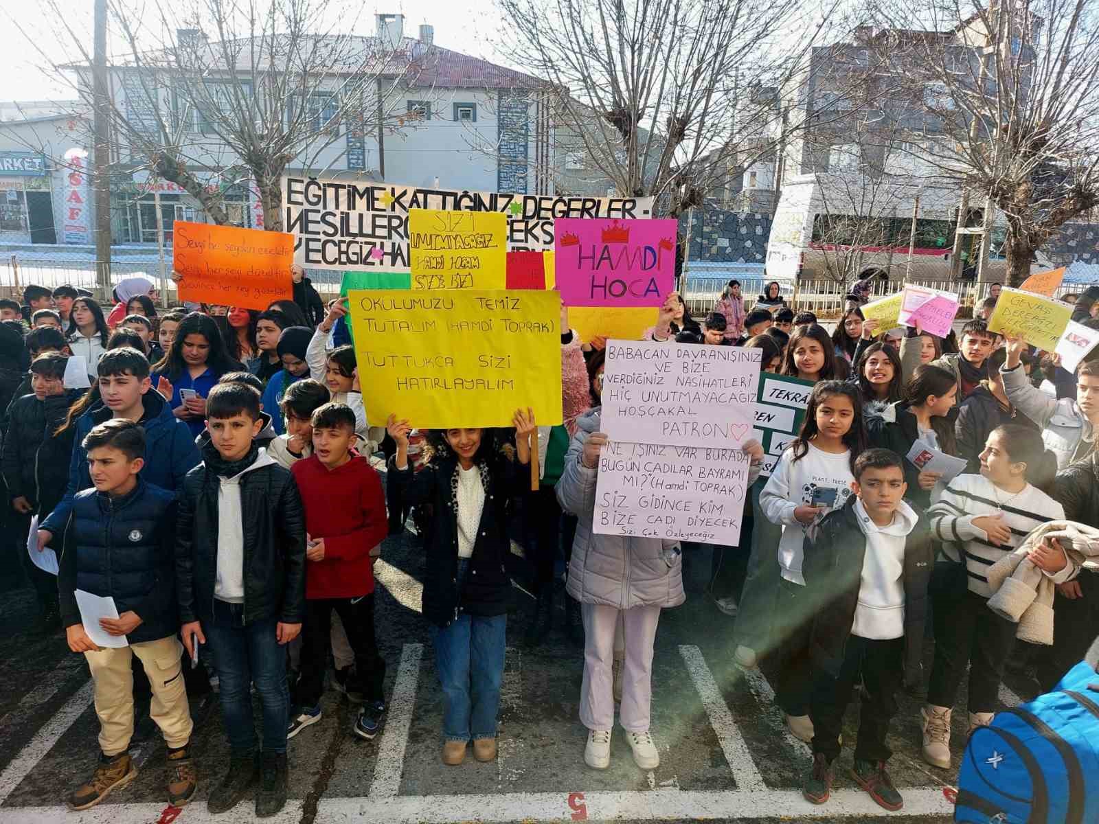 Van’da 43 yıllık eğitim çınarı mesleğe veda etti