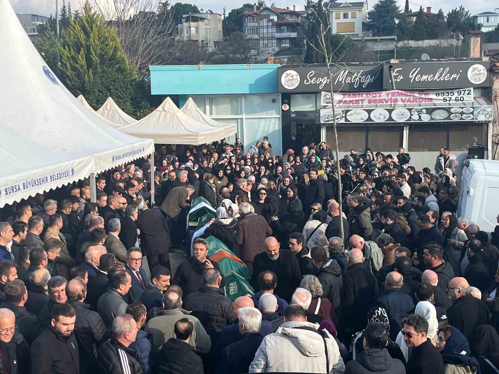 Oteli beğenmedikleri için sabah terk edeceklerdi, yangında hayatını kaybettiler