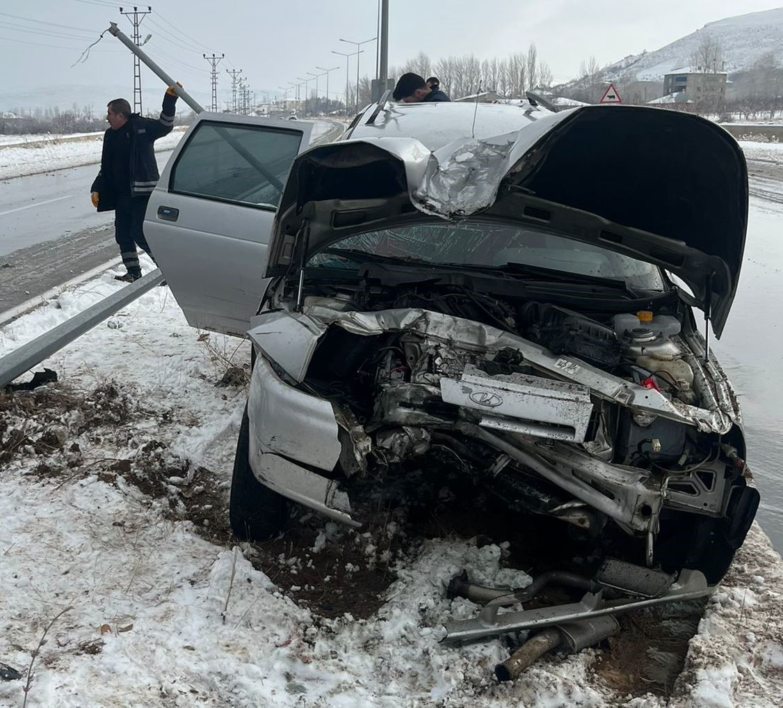 Van’da aydınlatma direğine çarpan otomobildeki 4 kişi yaralandı