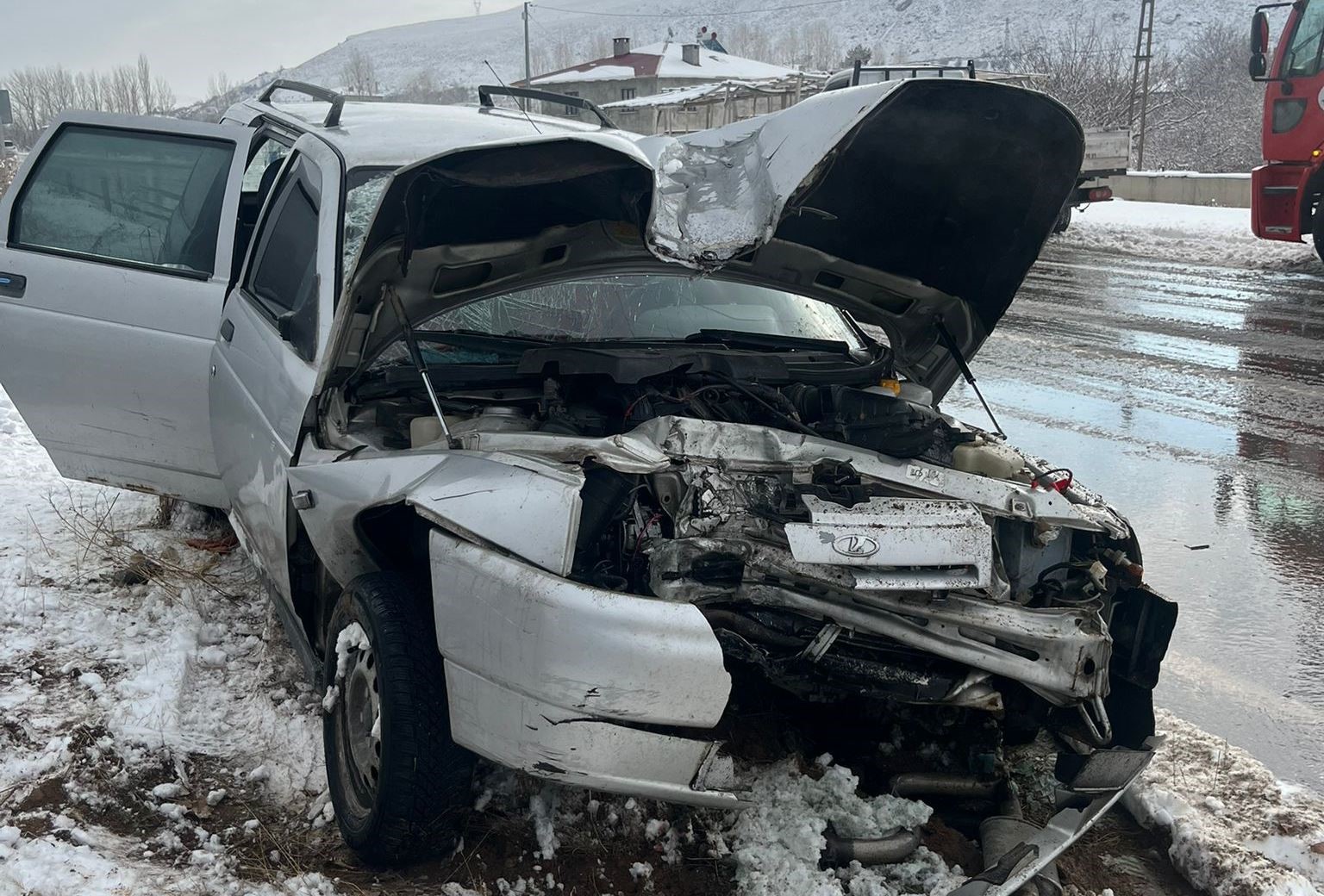 Van’da aydınlatma direğine çarpan otomobildeki 4 kişi yaralandı