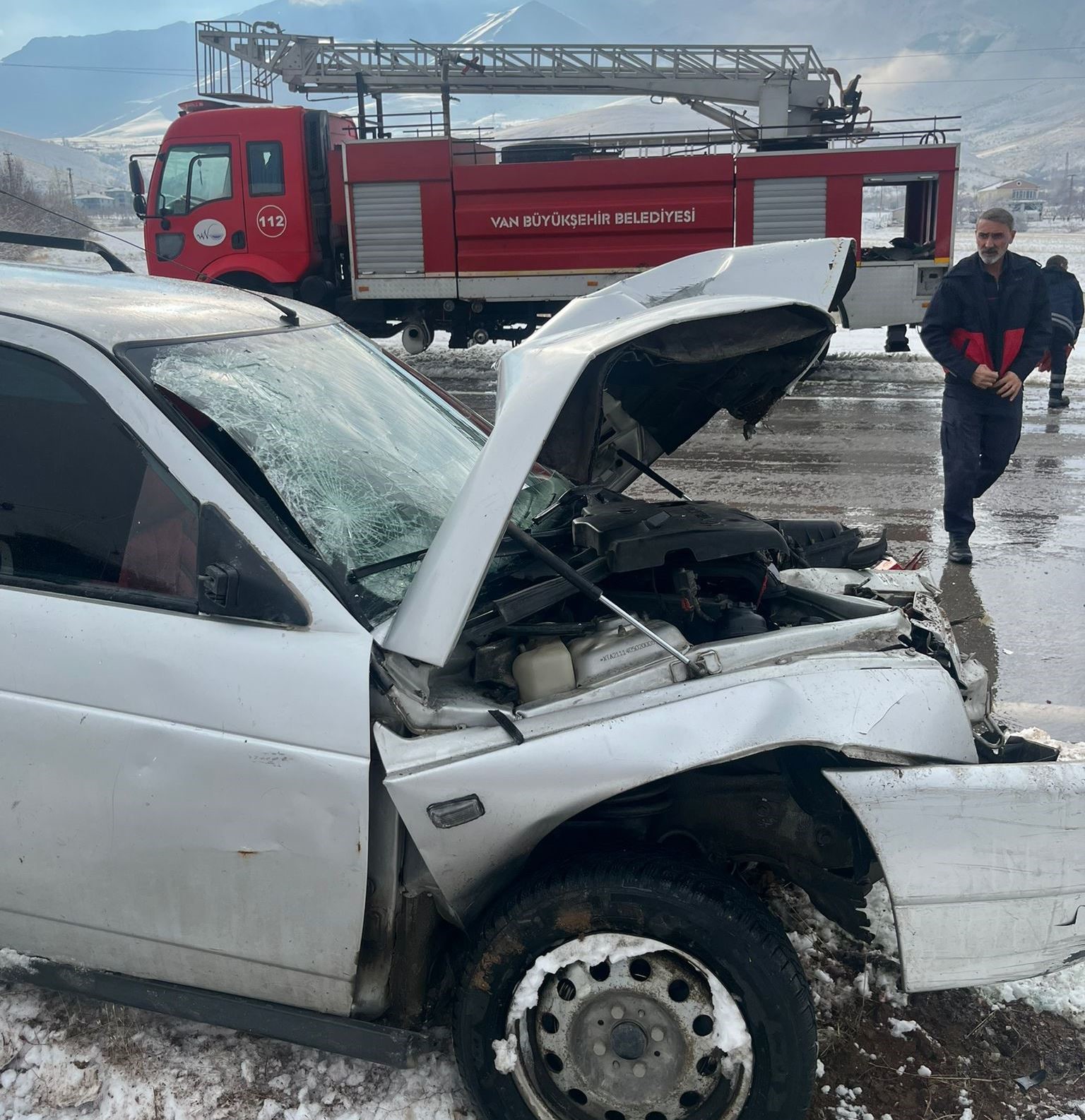 Van’da aydınlatma direğine çarpan otomobildeki 4 kişi yaralandı