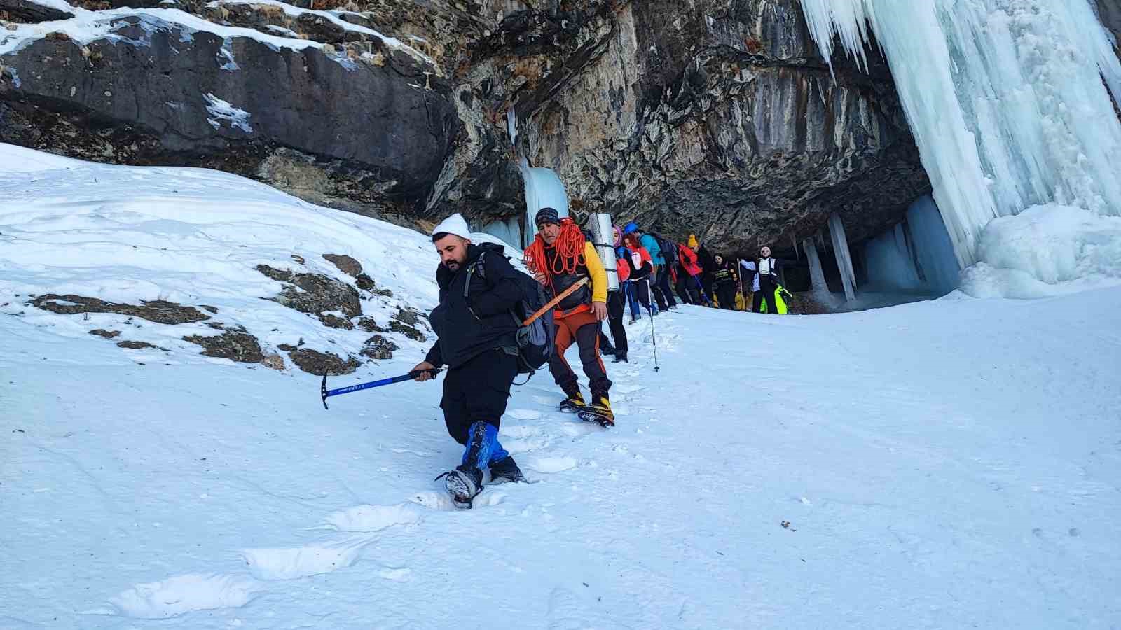 Vanlı dağcılar Erek Dağı’ndaki buzul mağaralarına tırmandı