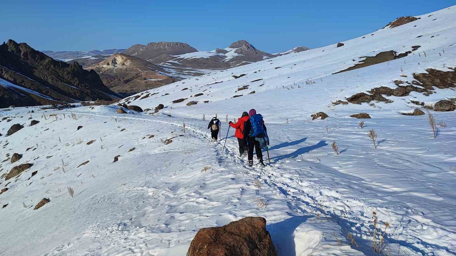 Vanlı dağcılar Erek Dağı’ndaki buzul mağaralarına tırmandı