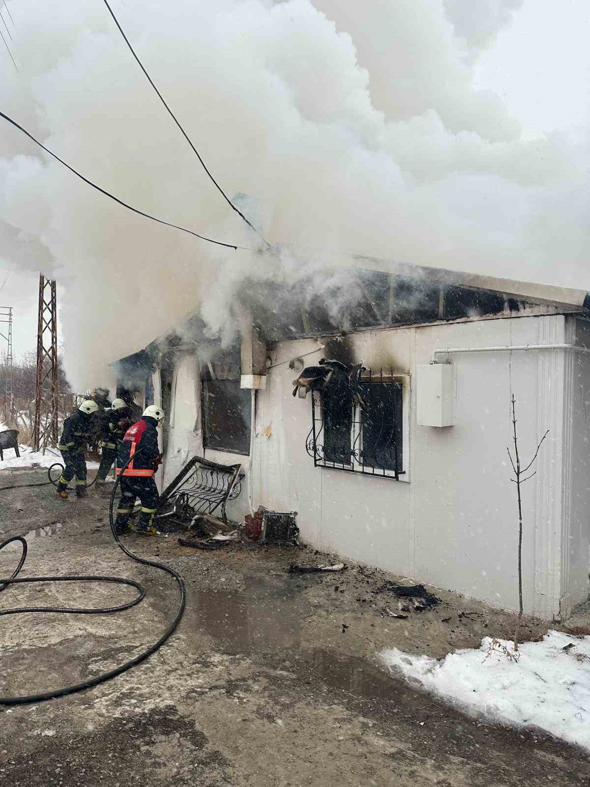 Van’da prefabrik ev alevlere teslim oldu