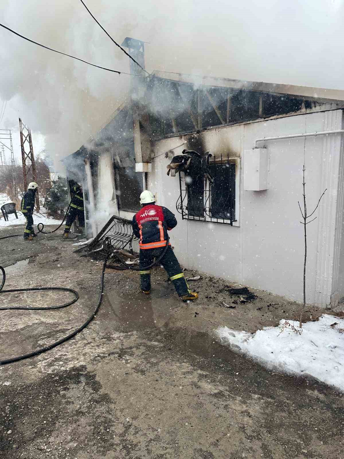 Van’da prefabrik ev alevlere teslim oldu