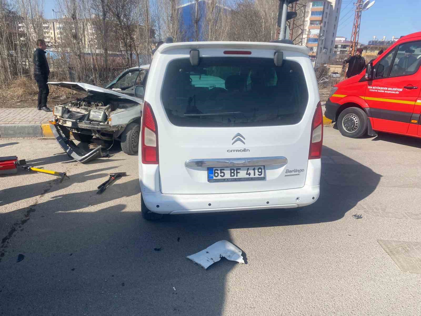 Van’da trafik kazası: 3 yaralı