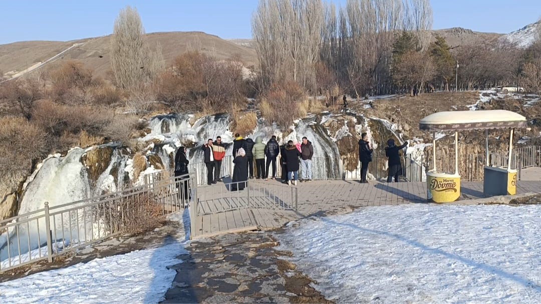 Yarıyıl tatilini fırsat bilen aileler Muradiye Şelalesi’ne akın etti