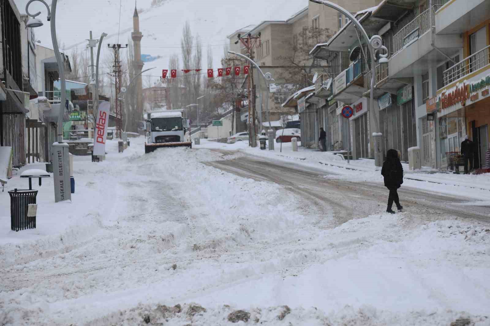 Başkale’de yoğun kar yağışı: 46 yerleşim yerinin yolu ulaşıma kapandı