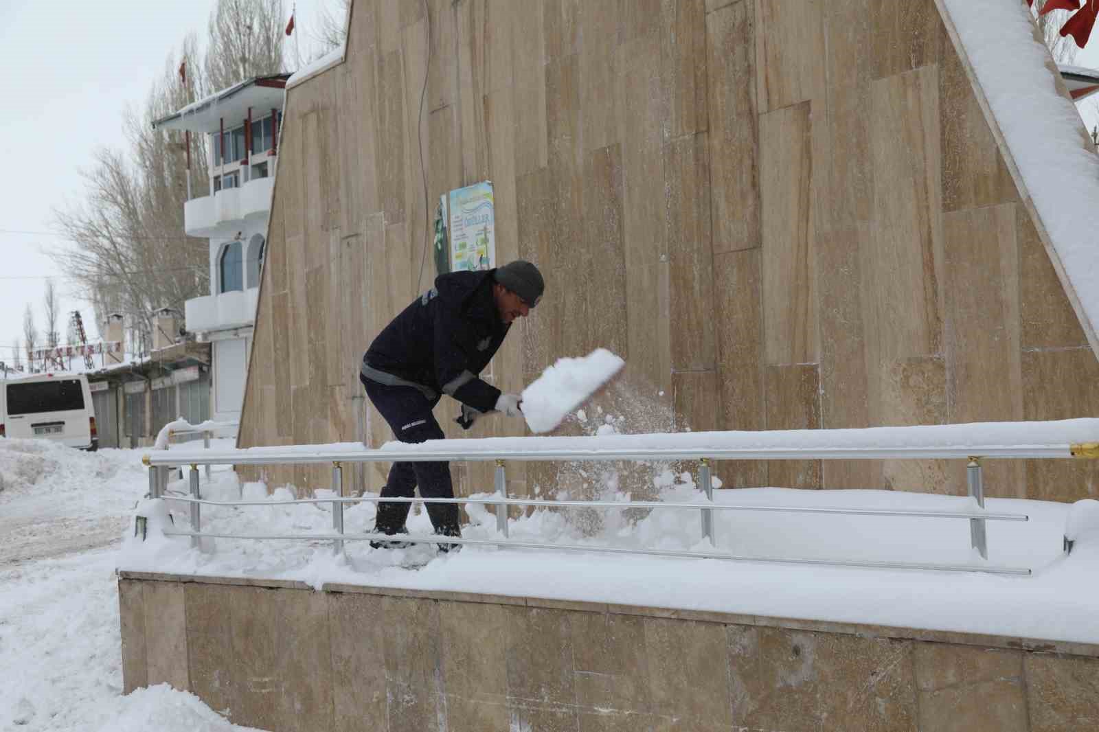 Başkale’de yoğun kar yağışı: 46 yerleşim yerinin yolu ulaşıma kapandı