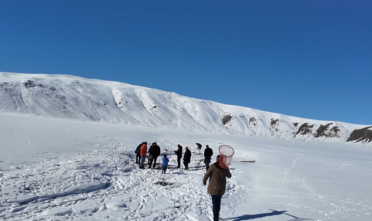 Buz tutan gölette ‘Eskimo’ usulü balık avı