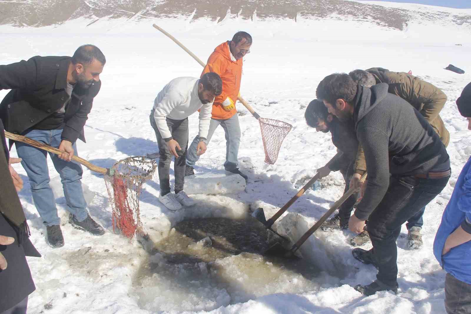 Buz tutan gölette ‘Eskimo’ usulü balık avı