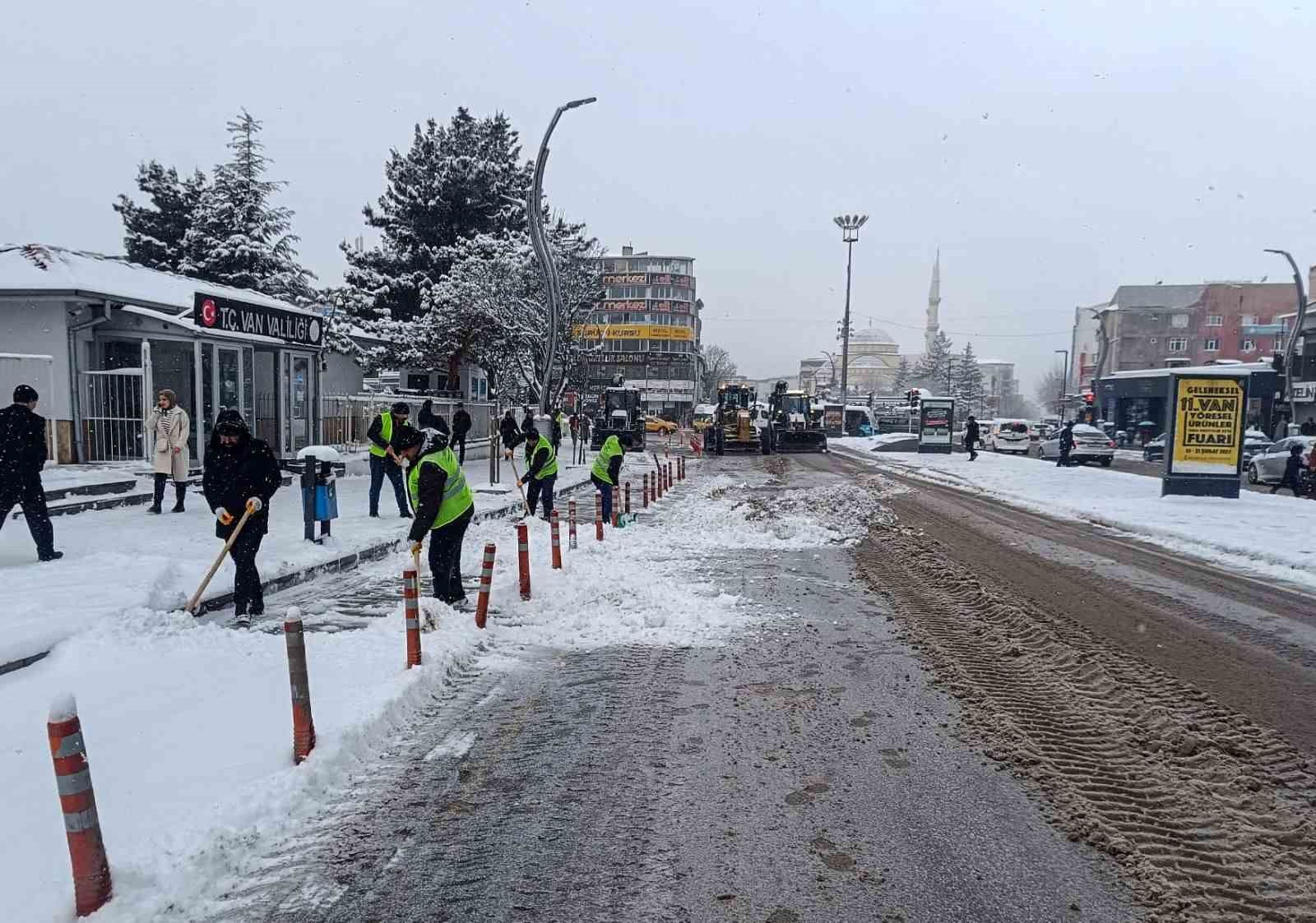 Van’da 560 yerleşim yerinden 528’inin yolu açıldı