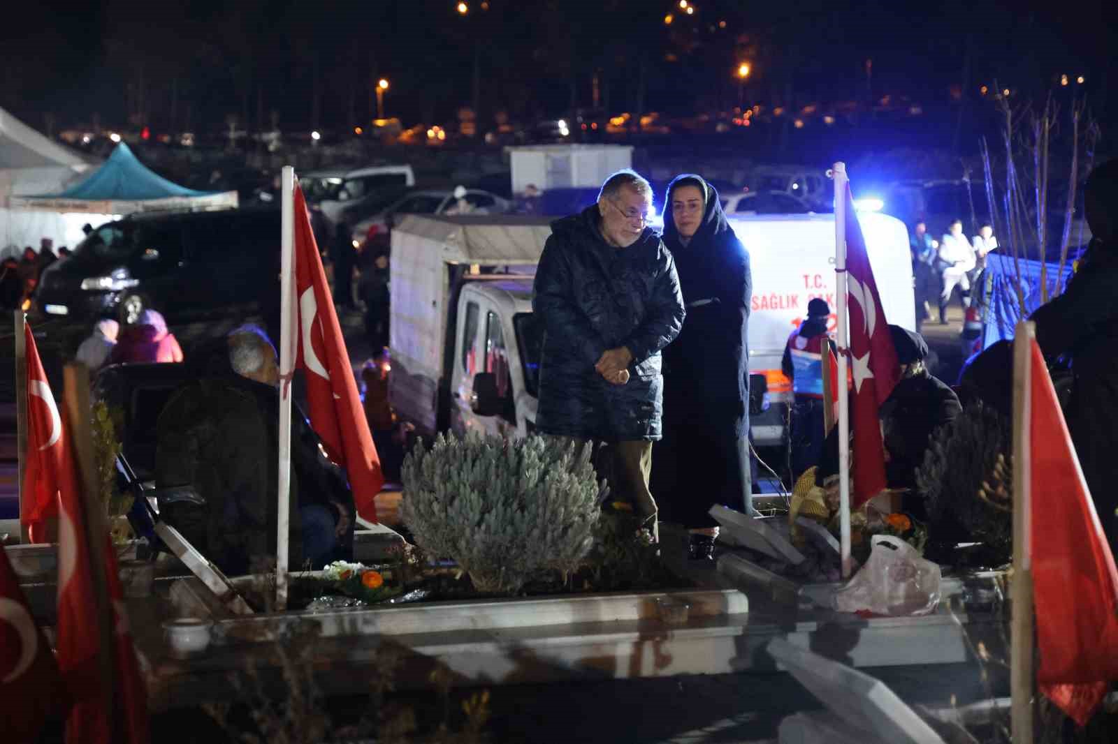 Kahramanmaraş’ta deprem şehitleri mezarlığına akın: Depremin şehitleri dualarla yad edildi