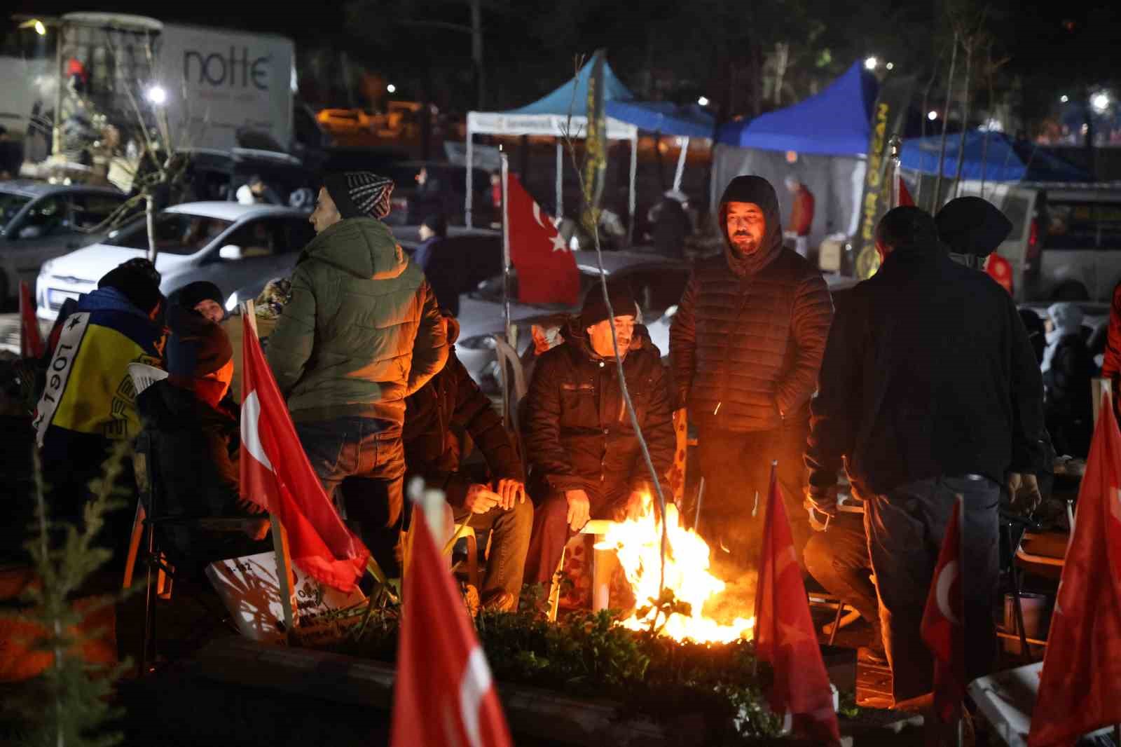 Kahramanmaraş’ta deprem şehitleri mezarlığına akın: Depremin şehitleri dualarla yad edildi