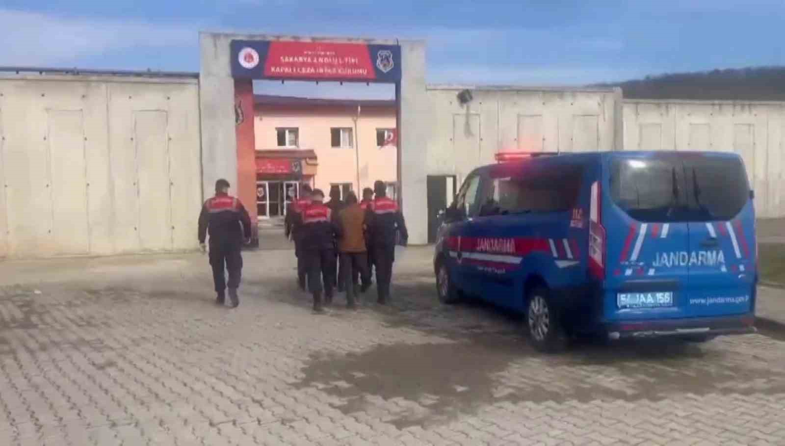 Çiftçilerin korkulu rüyasına dönüşen hayvan hırsızları jandarmadan kaçamıyor