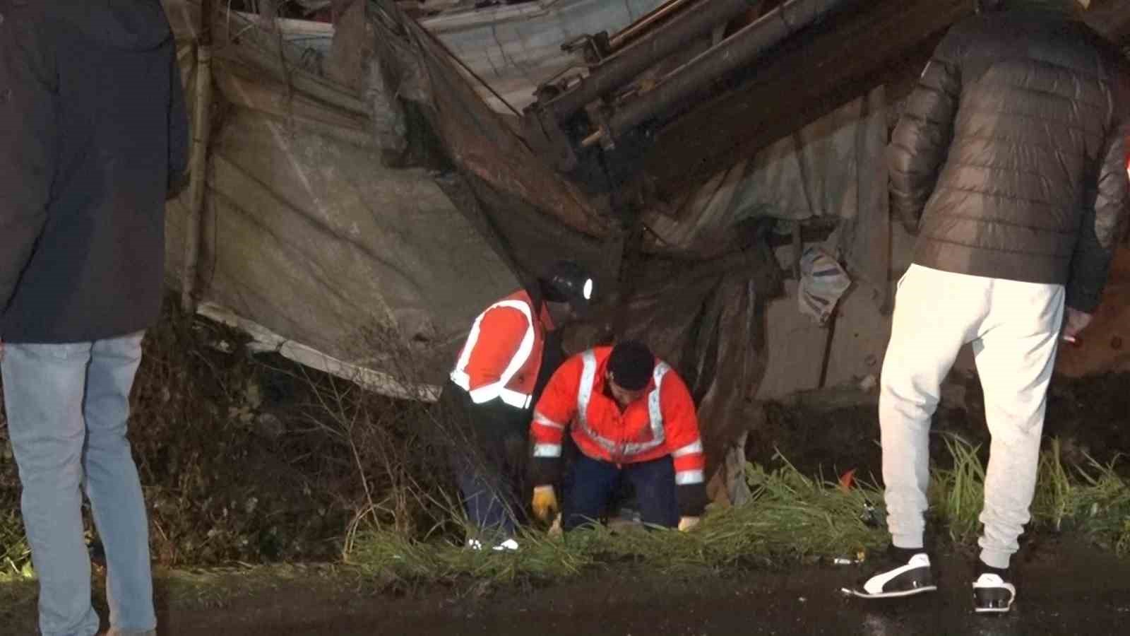 Üsküdar’da çöp kamyonu dereye uçtu