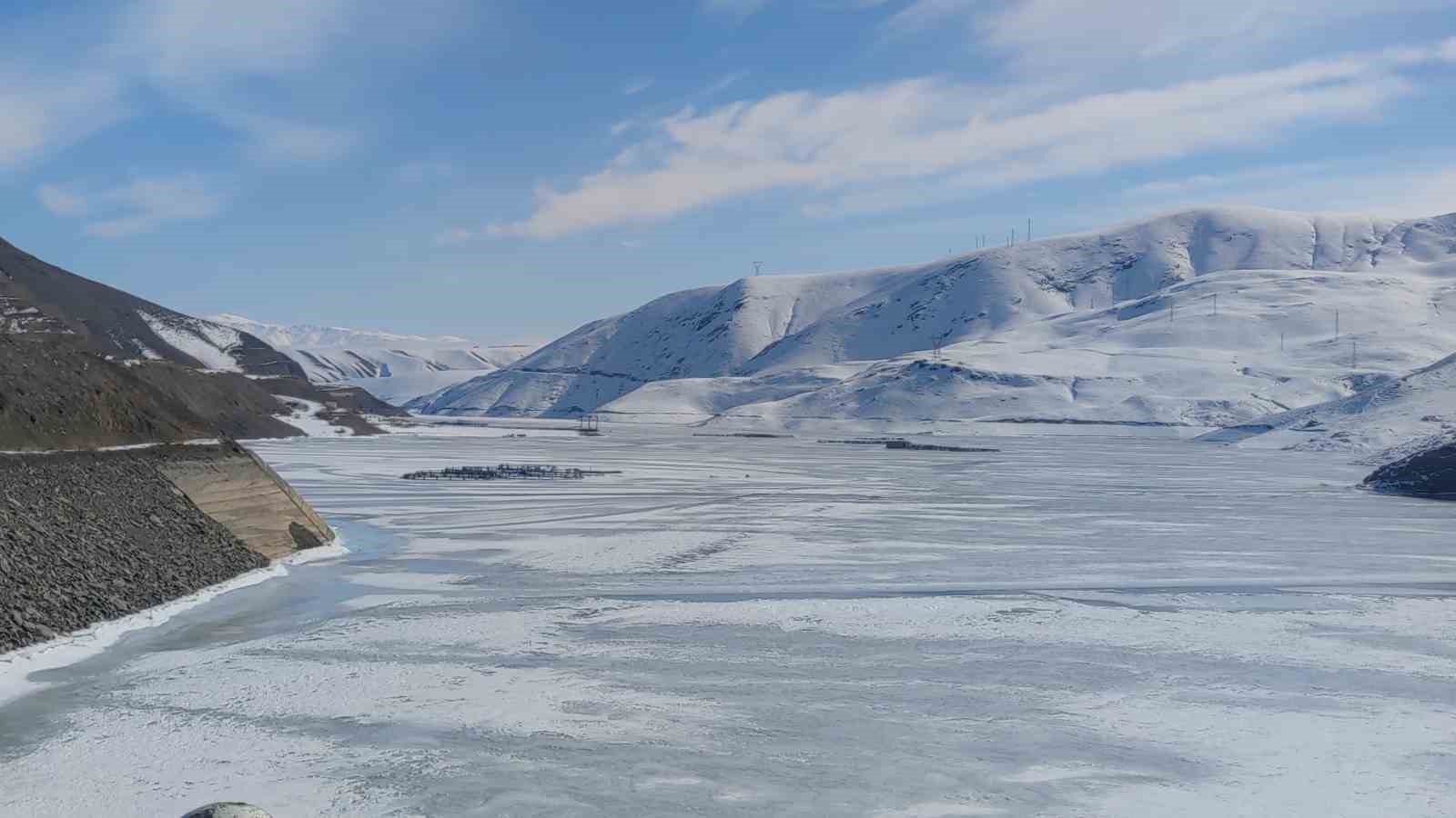 Van’daki Zernek Barajı’nın yüzeyi dondu